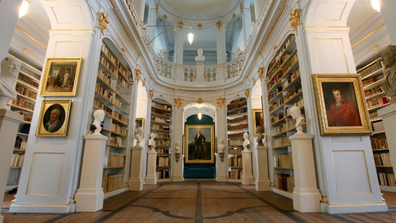 Der Rokokosaal in der sanierten Herzogin Anna Amalia Bibliothek © dpa 
