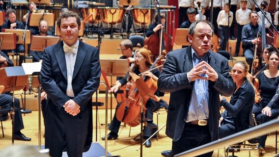 Bilder vom Konzert "Der Schneemann" mit dem NDR Sinfonieorchester unter Leitung von Dave Claesen und dem Erzähler Peter Brose mit dem Knabenchor St. Nikolai © NDR Foto: Patricia Batlle