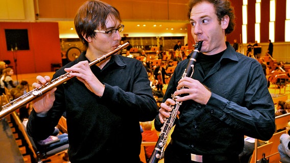 Bilder vom Konzert "Der Schneemann" mit dem NDR Sinfonieorchester unter Leitung von Dave Claesen und dem Erzähler Peter Brose mit dem Knabenchor St. Nikolai © NDR Foto: Patricia Batlle