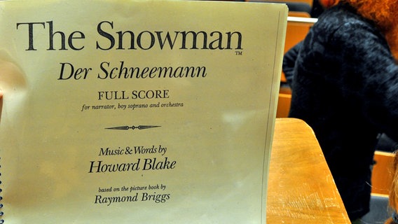 Bilder vom Konzert "Der Schneemann" mit dem NDR Sinfonieorchester unter Leitung von Dave Claesen und dem Erzähler Peter Brose mit dem Knabenchor St. Nikolai © NDR Foto: Patricia Batlle