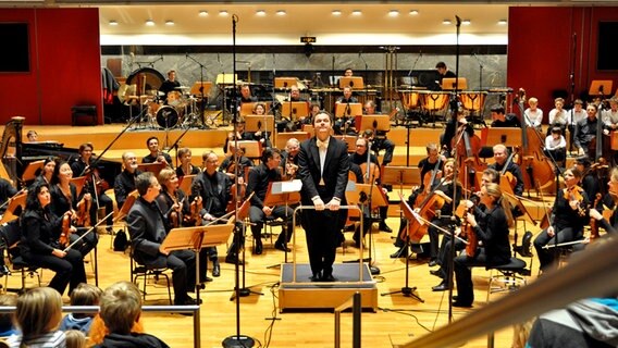 Bilder vom Konzert "Der Schneemann" mit dem NDR Sinfonieorchester unter Leitung von Dave Claessen und dem Erzähler Peter Brose mit dem Knabenchor St. Nikolai © NDR Foto: Patricia Batlle