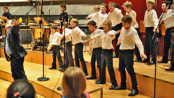 Bilder vom Konzert "Der Schneemann" mit dem NDR Sinfonieorchester unter Leitung von Dave Claesen und dem Erzähler Peter Brose mit dem Knabenchor St. Nikolai © NDR Foto: Patricia Batlle