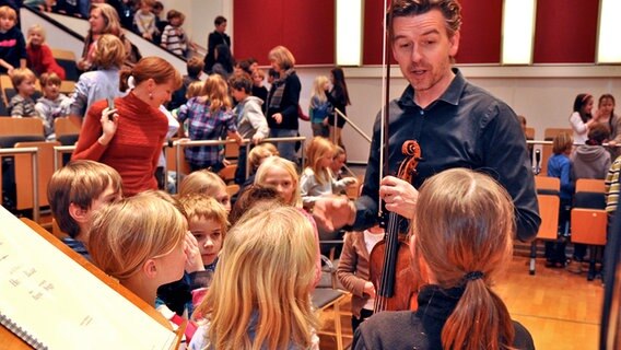 Bilder vom Konzert "Der Schneemann" mit dem NDR Sinfonieorchester unter Leitung von Dave Claesen und dem Erzähler Peter Brose mit dem Knabenchor St. Nikolai © NDR Foto: Patricia Batlle