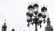 Das Reiterstandbild von König Johann von Sachsen auf dem Theaterplatz vor der Katholischen Hofkirche (l) und dem Hausmannsturm (r © picture alliance/dpa | Sebastian Kahnert Foto: Sebastian Kahnert