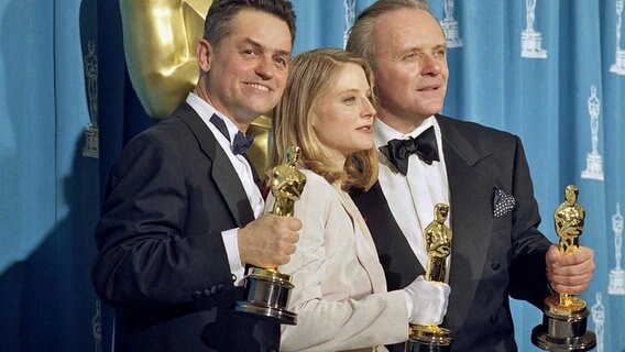 Jodie Foster und Anthony Hopkins halten 1992 triumphierend ihre Oscars als beste Hauptdarsteller in der Hand. Jonathan Demmes wird für den Film "Schweigen der Lämmer" als bester Regisseur ausgezeichnet © AP Photo/Reed Saxon Foto: Reed Saxon