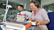 Annemarie Stoltenberg und Rainer Moritz beim "Gemischten Doppel" im Studio von NDR Kultur © NDR Foto: Patricia Batlle