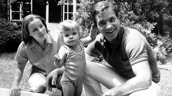 Götz George mit Ehefrau Loni von Friedl und der gemeinsamen Tochter Tanja am 29. Juli 1968 © picture-alliance / dpa 