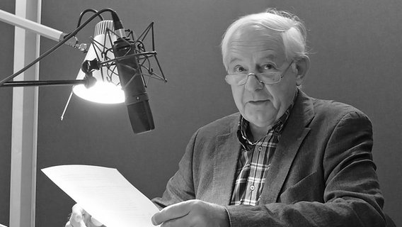 Hanjo Kesting sitzt hinter einem Mikro im NDR Hörfunkstudio © NDR Foto: Wolf-Rüdiger Leister