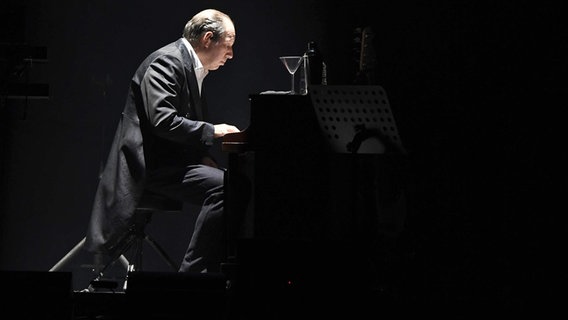 Der Musiker und Komponist Hans Zimmer spielt im Frack Klavier © imago/CTK Photo Foto: Michal Krumphanzl