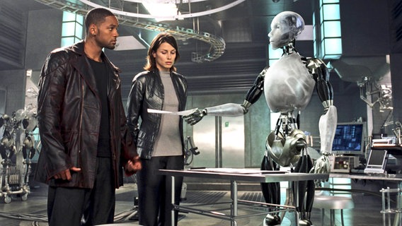 Filmszene aus "I, Robot", dem Science Fiction FIlm mit Will Smith (v.l.) Bridget Moynahan, und dem Android Sonny (NS-5) © 2004 20th Century Fox Photo Credit: Digital Domain 