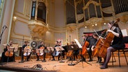 Ein Cello-Ensemble auf der Bühne © Jugend Musiziert/Erich Malter Foto: Erich Malter