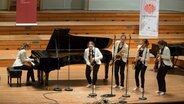 Nele Viehmann, Maria Piltschik, Chiara Paulsen, Sonia Tscherepanov und Pauline Bayer auf der Bühne © Jugend Musiziert/Erich Malter Foto: Erich Malter