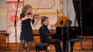 Johanna Schubert und Philipp Kirchner auf der Bühne © Jugend Musiziert/Erich Malter Foto: Erich Malter