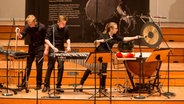 Kaja Wlostowska, Till Schuler und Leon August Lorenz auf der Bühne © Jugend Musiziert/Erich Malter Foto: Erich Malter