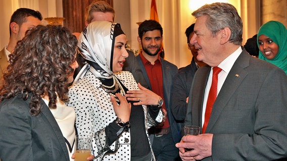 Bundespräsident Joachim Gauck im Gespräch mit Teilnehmern der Jungen Islamkonferenz in Berlin © Stiftung Mercator/Dirk Enters Foto: Dirk Enters