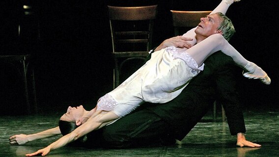 John Neumeier tanzte zusammen mit Joelle Boulogne in der Hamburgischen Staatsoper eine Szene aus "Die Stühle" zur Musik von Richard Wagner. © dpa/Bildfunk 