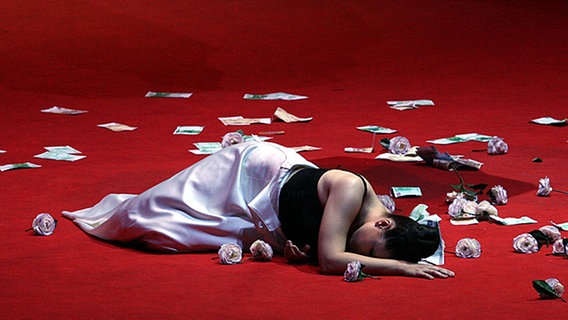 Szene mit Marina Rebeka als Violetta Valery aus "La Traviata" von Giuseppe Verdi im Theater Erfurt © Picture Alliance Foto: Martin Schutt