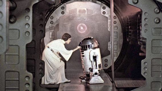 Filmszene aus "Star Wars - Krieg der Sterne" mit Prinzessin Leia Organa (Carrie Fisher) und R2D2 © imago/United Archives 