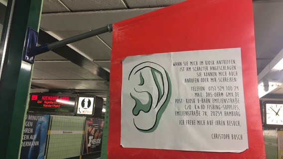 Ein Hinweisschild mit Kontaktdaten am Zuhör-Kiosk in der U-Bahn-Haltestelle Emilienstraße. © Anina Laura Pommerenke Foto: Anina Laura Pommerenke