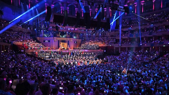 Ein Blick auf die Bühne und ins Publikum der Last Night of the Proms. © NDR/BBC/Mark Allan 