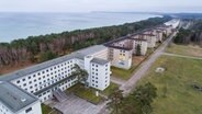 Luftaufnahme über die Jugendherberge Prora und nicht sanierte Gebäudeteile © picture alliance/dpa | Foto:  Stefan Sauer