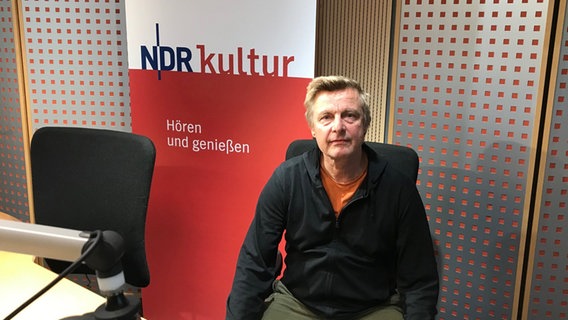 Theaterregisseur Stefan Pucher im Studio von NDR Kultur © NDR, Daniela Weber 