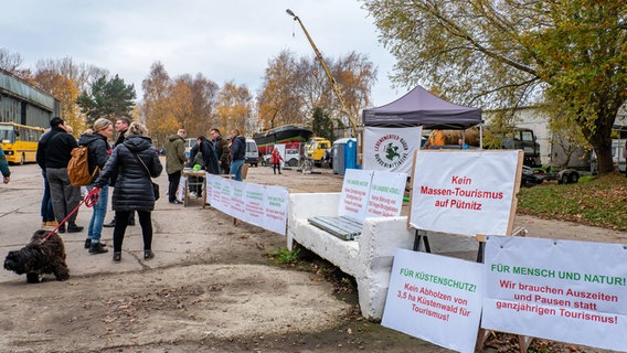 Stand der Bürgeriniitiative Pütnitz - Kein Massentourismus. Ribnitz-Damgarten Mecklenburg-Vorpommern Deutschland © IMAGO/Roland Hartig 