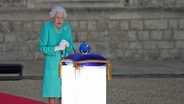 Königin Elizabeth II. auf Schloss Windsor © picture alliance / empics | Steve Parsons Foto: Steve Parsons