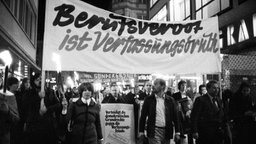 Menschen demonstrieren 1975 in Bonn gegen die vom Radikalenerlass verursachten Berufsverbote. © picture alliance / Klaus Rose Foto: Klaus Rose