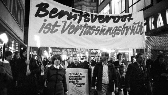 Menschen demonstrieren 1975 in Bonn gegen die vom Radikalenerlass verursachten Berufsverbote. © picture alliance / Klaus Rose Foto: Klaus Rose