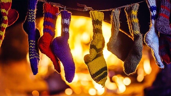 Adventskalender aus bunten Socken © Fotolia.com Foto: Maksim Shebeko