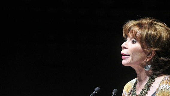 Schriftstellerin Isabel Allende spricht auf einer Konferenz.  Foto: Sashenka Gutierrez