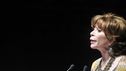 Schriftstellerin Isabel Allende spricht auf einer Konferenz.  Foto: Sashenka Gutierrez