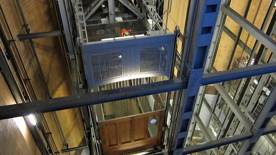 Pkw-Aufzug im alten Elbtunnel © NDR Foto: Matthias Freund