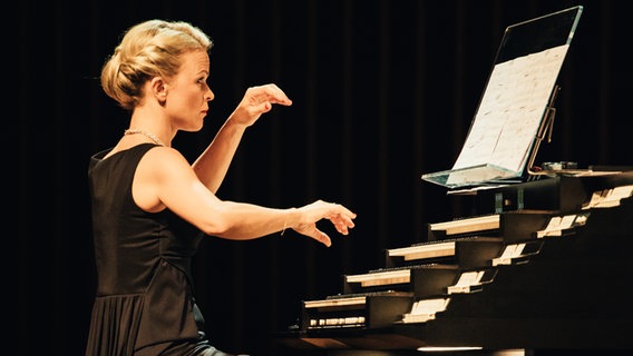 Die Titularorganistin der Elbphilharmonie Iveta Apkalna an der Orgel © Kristaps Anšken Foto: Kristaps Anšken