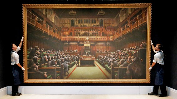 Banksys Gemälde "Devolved Parliament"im Auktionshaus Sotheby's. © picture alliance / empics Foto: Jonathan Brady