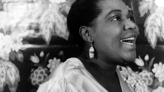 Die amerikanische Jazz-Sängerin und Blues Legende Bessie Smith singt - Archivaufnahme des Fotografen Carl van Vechten von 1936 © Courtesy Everett Collection Foto: Carl Van Vechten