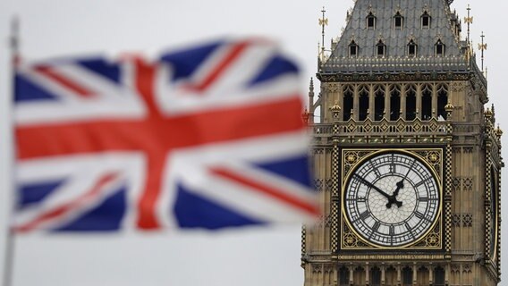 Die Nationalflagge von Großbritannien weht vor dem Big Ben © picture alliance/ AP Photo Foto: Matt Dunham