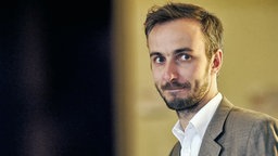 Jan Böhmermann schaut zur Seite Jan Böhmermann schaut zur Seite © dpa - Bildfunk Foto: Henning Kaiser