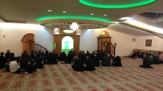 Im Gebetsraum des Islamischen Kulturzentrums der Bosniaken in Hamburg-Horn © NDR Foto: Stefanie Groth