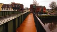 Fußweg  auf der Cäcilienbrücke in Oldenburg © NDR Foto: Matthias Freund