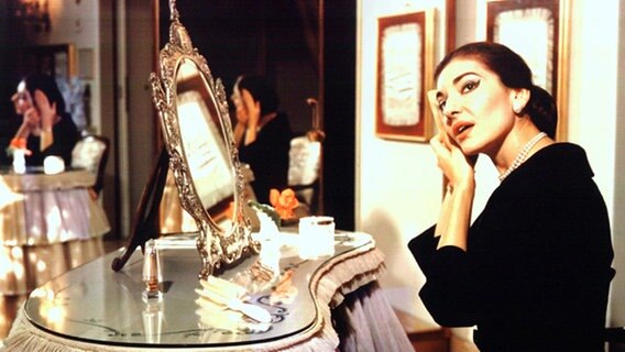 Ein verzierter Schminktisch mit Spiegel, an dem sich Maria Callas frisiert. © picture-alliance / dpa Foto: Publifoto