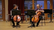 Alber Vila und Daniel Niemann während des Cellounterrichts in der Jugendmusikschule Hamburg. © NDR.de Foto: Christina Grob