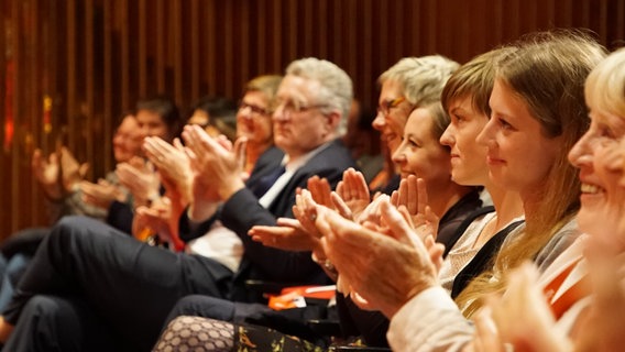 Publikum applaudiert nach dem Konzert © NDR Foto: Lasse Teubner