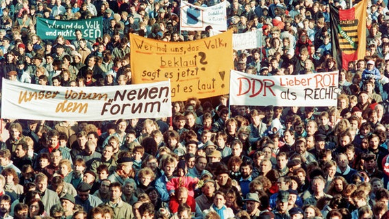 Demonstranten mit Transparenten am 18. November 1989 in Leipzig © dpa/picture-alliance 