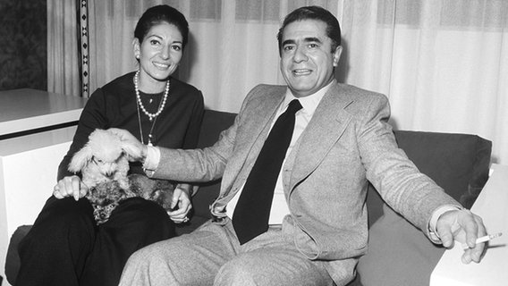 Der italienische Startenor Giuseppe di Stefano zusammen mit Maria Callas in Hamburg im Oktober 1973. © dpa-Bildfunk Foto: Horst Ossinger