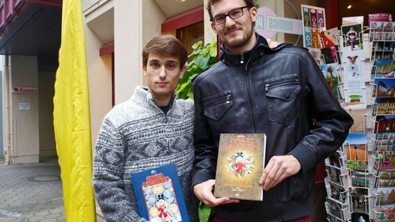 Aaron Schührly und Marcel Larsen vor dem Osnabrücker Comic-Laden "Neunte Kunst". © NDR Foto: Hedwig Ahrens