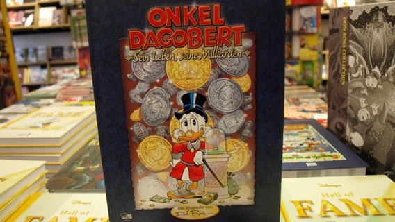 Die Biografie "Onkel Dagobert - sein Leben und seine Milliarden" von Don Rosa. © NDR Foto: Hedwig Ahrens
