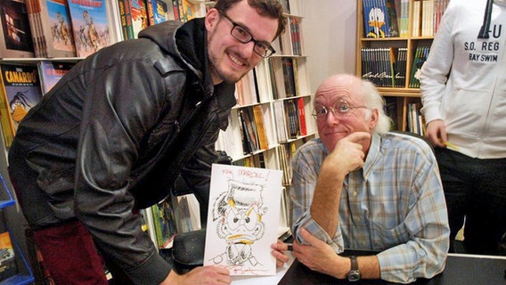 Don Rosa, Autor der Biografie "Onkel Dagobert - sein Leben und seine Milliarden", zeichnet Dagobert Duck als Trapper. © NDR Foto: Hedwig Ahrens