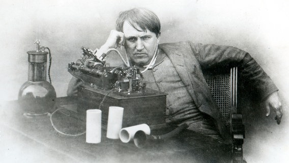 Der Erfinder mit seiner Erfindung: Thomas Alvar Edison (1847 - 1931)und ein Phonograph. © picture alliance/akg-images 